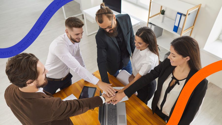 ideias de premiação para funcionários equipe feliz