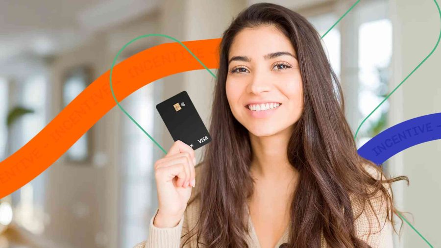 Quando uma promessa vira problema lições da decisão judicial e cuidados ao premiar Notícia em foco uma empresa de hotelaria e cruzeiros foi condenada pelo Tribunal Regional do Trabalho da 4ª Região a indenizar uma ex-empregada em R$ 15 mil por não cumprir a promessa de uma viagem a Cancún, anunciada durante um sorteio em sua festa de fim de ano. Apesar de a sentença inicial não ter acolhido o pedido da trabalhadora por falta de comprovação, o TRT reverteu essa decisão diante do depoimento de uma testemunha que confirmou que a viagem foi de fato prometida e que a colaboradora tentou executá-la por diversas ocasiões, mas a empresa sempre dizia que “não tinha hotel” ou “não tinha aéreo” A morte dessa expectativa, conforme o tribunal, configura ato ilícito, implicando o dever de indenizar. O que a empresa poderia ter feito para evitar o processo 1. Formalizar e documentar o compromisso Sempre registre o que é prometido. Ao anunciar um prêmio — especialmente de valor significativo — crie um termo de premiação ou regulamento claro, com regras de elegibilidade, cobertura dos custos e validade do prêmio. 2. Verificar a viabilidade real do prêmio Antes de oferecer a premiação, certifique-se de que os recursos logísticos e contratados estejam disponíveis datas dos voos, disponibilidade em hotéis, apoio ao colaborador em caso de problemas com visto ou imprevistos. 3. Comunicar e monitorar com transparência Se houver mudanças (como indisponibilidade de hotel ou dificuldade em reserva), é essencial informar o contemplado imediatamente, oferecendo opção de substituição ou compensação proporcional. 4. Estabelecer alternativas caso o prêmio não possa ser entregue Se ocorrer algum imprevisto inevitável, ofereça um prêmio compensatório equivalente — como voucher flexível, outro destino ou crédito em plataformas de escolha livre — para evitar frustração e risco de litígio. Protegendo a empresa e valorizando o colaborador Empresas que desejam premiar devem pensar na segurança jurídica de seus programas. Algumas práticas recomendadas incluem Ter regulamento por escrito sobre as premiações. Isso previne ambiguidades e garante clareza sobre o compromisso. Registrar evidências de que o prêmio foi disponibilizado, como passagens emitidas, reservas confirmadas ou comprovantes de pagamentos. Ter canais de atendimento para eventuais problemas, como atrasos, cancelamentos ou incompatibilidades logísticas, com suporte ágil ao premiado. Utilizar prêmios substitutos no mesmo valor, mantendo a segurança jurídica e preservando a motivação do colaborador. Incentive líder em premiação corporativa! Com mais de 40 anos de experiência, a Incentive se consolidou como referência nacional em soluções de premiação corporativa. Atuamos lado a lado com empresas de médio e grande porte, oferecendo ferramentas que garantem segurança jurídica, economia de custos e valorização de colaboradores. Nossas soluções vão muito além da entrega de prêmios Cartões pré-pago personalizáveis aceitos em milhares de estabelecimentos; PIX Premium, para premiações ágeis e sem burocracia; Club Pontos, uma plataforma white label de gestão de pontos e recompensas; Na Incentive, acreditamos que reconhecimento e engajamento não são apenas estratégias — são investimentos no capital humano das empresas. Por isso, oferecemos toda a estrutura necessária para que nossos clientes possam premiar colaboradores de forma simples, estratégica e juridicamente segura. Conclusão Essa decisão judicial mostra que perder a confiabilidade de um colaborador pode sair caro. Por mais que a intenção de premiar seja positiva, executar sem responsabilidade transforma reconhecimento em risco legal. Premiar é conectar, valorizar e inspirar — mas é também cumprir com o que se promete. Com transparência, estrutura e alternativas flexíveis, é possível fazer do reconhecimento uma prática segura e positiva para todos. Fonte Empresa deve indenizar por não cumprir promessa de viagem a funcionária